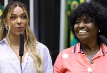 Mulheres negras que fizeram história e seguem transformando a política brasileira Erika Hilton e Benedita da Silva na Câmara dos Deputados.