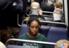 Registro de mulher negra cercada por supremacistas brancos viraliza nas redes