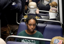 Registro de mulher negra cercada por supremacistas brancos viraliza nas redes