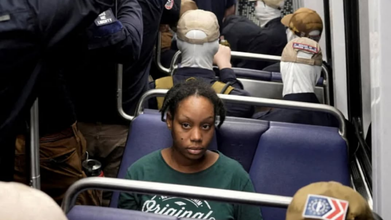 Registro de mulher negra cercada por supremacistas brancos viraliza nas redes