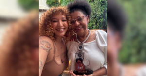 Bruna Bandeira e a premiada Cida Bento na Powerlist Mundo Negro 2025
