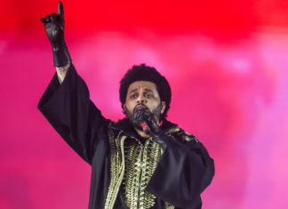 The Weeknd desiste de aposentar nome artístico: “Não gostei da sensação” The Weeknd durante apresentação em Estocolmo