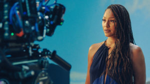 Sheron Menezzes como Bela em campanha da novela Por Você da TV Globo