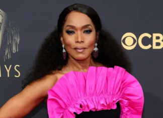 Angela Bassett completa 68 anos; relembre looks majestosos nos tapetes vermelhos Angela Bassett no red carpet do Emmy Awards