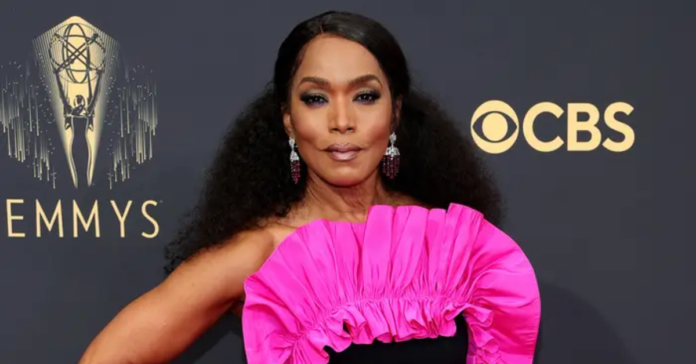 Angela Bassett no red carpet do Emmy Awards