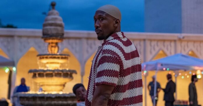 Mahershala Ali em cena de Your Mother, filme de ação dirigido por Bassam Tariq.