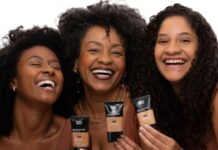 Negra Rosa expande base matte líquida para 16 tons de peles pretas e pardas e lança testador virtual no e-commerce Duas modelos e Rosangela Silva (ao centro), fundadora da Negra Rosa, segurando as novas bases da marca.