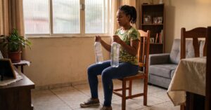 Mulher negra fazendo musculação em casa