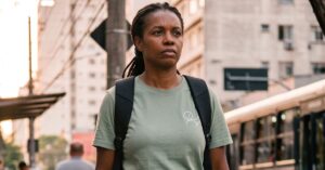 Mulher negra na rua