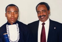 Dia dos Pais: A maior revolução de um homem negro é oferecer aquilo que lhe disseram que não era para ele Rodrigo França com roupa de colação de grau junto ao pai