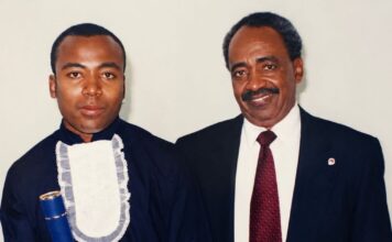 Dia dos Pais: A maior revolução de um homem negro é oferecer aquilo que lhe disseram que não era para ele Rodrigo França com roupa de colação de grau junto ao pai