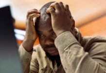 O sistema lucra com a sua falta de reserva financeira Homem negro analisando finanças e planejamento de reserva de emergência