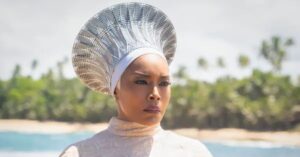 Angela Bassett como Rainha Ramonda