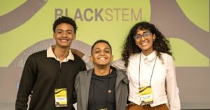 João Vitor, Caio e Quezia, bolsistas do Programa Black STEM em evento.