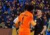 Hugo Souza desabafa após racismo em jogo do Corinthians na Argentina: “Todas as vezes que a gente vem, acontece isso” Hugo Souza, do Corinthians, e o árbitro do jogo na Argentina