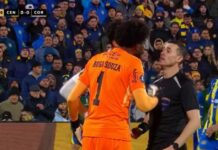 Hugo Souza desabafa após racismo em jogo do Corinthians na Argentina: “Todas as vezes que a gente vem, acontece isso” Hugo Souza, do Corinthians, e o árbitro do jogo na Argentina