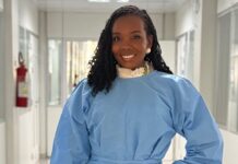 9 médicas negras para acompanhar nas redes sociais Thelminha usando uniforme médico