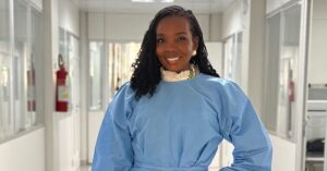 Thelminha usando uniforme médico