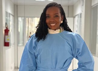 9 médicas negras para acompanhar nas redes sociais Thelminha usando uniforme médico