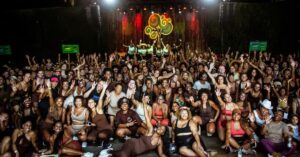 Mulheres negras treinando juntas em grupo no Hip Hop Workout Collective.