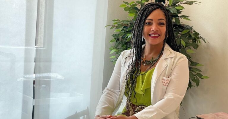 Primeira afro-brasileira formada em Medicina e Cirurgia na Itália defende tratamentos que valorizem a diversidade