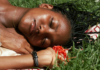 Fundo Agbara oferece experiência de descanso na natureza a 5 mulheres negras de todo o Brasil; inscrições abertas Mulher negra em contato com a natureza durante momento de descanso