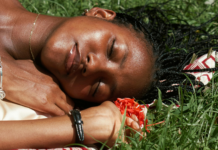 Fundo Agbara oferece experiência de descanso na natureza a 5 mulheres negras de todo o Brasil; inscrições abertas Mulher negra em contato com a natureza durante momento de descanso