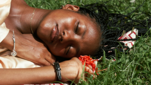 Mulher negra em contato com a natureza durante momento de descanso