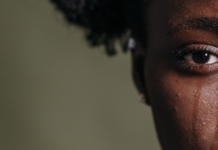 “Crianças nunca deveriam ser espancadas”: escritor Touré aponta punição física como herança colonial em famílias afro-americanas