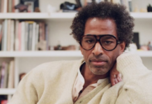 “Crianças nunca deveriam ser espancadas”: escritor Touré aponta punição física como herança colonial em famílias afro-americanas Touré, jornalista e escritor norte-americano.