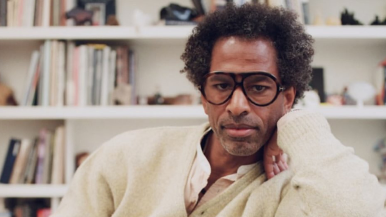 “Crianças nunca deveriam ser espancadas”: escritor Touré aponta punição física como herança colonial em famílias afro-americanas