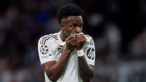 Vini Jr. com a camisa do Real Madrid durante partida pelo clube espanhol