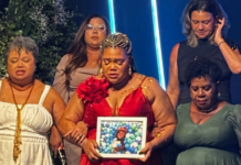 Mirtes Renata se forma em Direito e homenageia filho, Miguel Otávio ao receber diploma Mirtes Renata segura foto de Miguel Otávio na formatura
