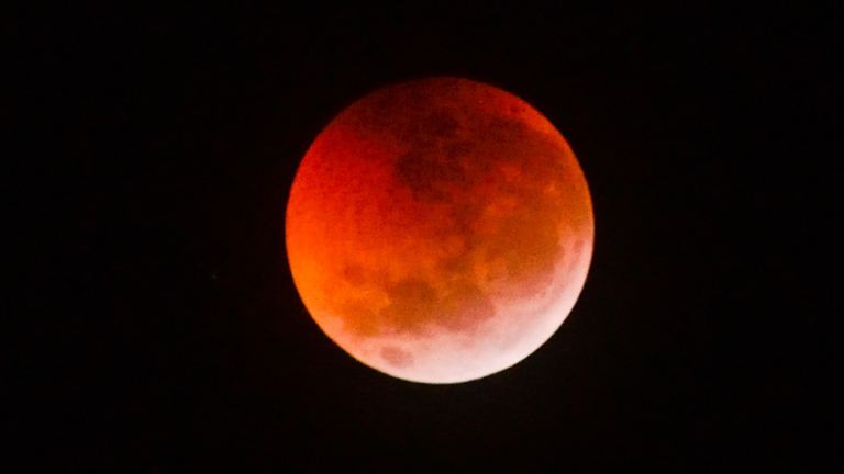 Eclipse lunar será visível em todo o Brasil nesta madrugada
