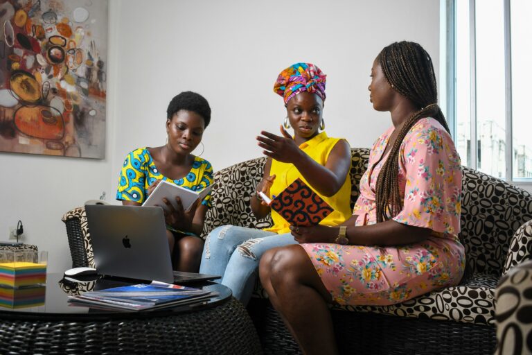 Pesquisa aponta que mulheres negras são maioria entre empreendedoras, mas informalidade limita negócios
