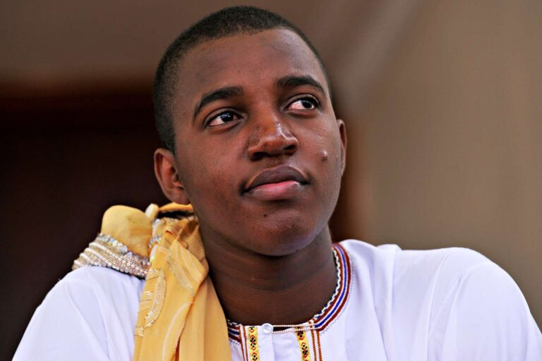 Rei de Uganda, monarca mais jovem do mundo, morre aos 34 anos