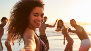 Mulher negra com cabelo crespo longo no verão