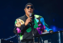 Stevie Wonder anuncia turnê de 50 anos de “Songs in the Key of Life” Stevie Wonder durante apresentação musical