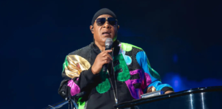 Stevie Wonder anuncia turnê de 50 anos de “Songs in the Key of Life” Stevie Wonder durante apresentação musical