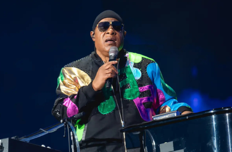 Stevie Wonder anuncia turnê de 50 anos de “Songs in the Key of Life” Stevie Wonder durante apresentação musical