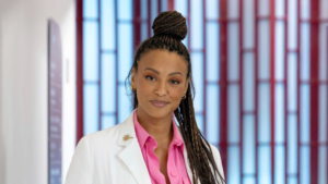 Sheron Menezzes como Bela na novela Por Você