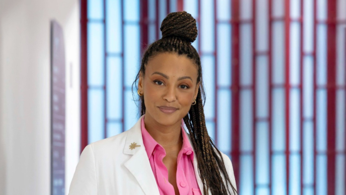 Sheron Menezzes como Bela na novela Por Você