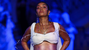 Leigh-Anne Pinnock grávida desfila para a Di Petsa na LFW 2027