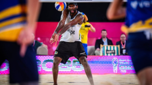 Evandro durante partida de vôlei de praia