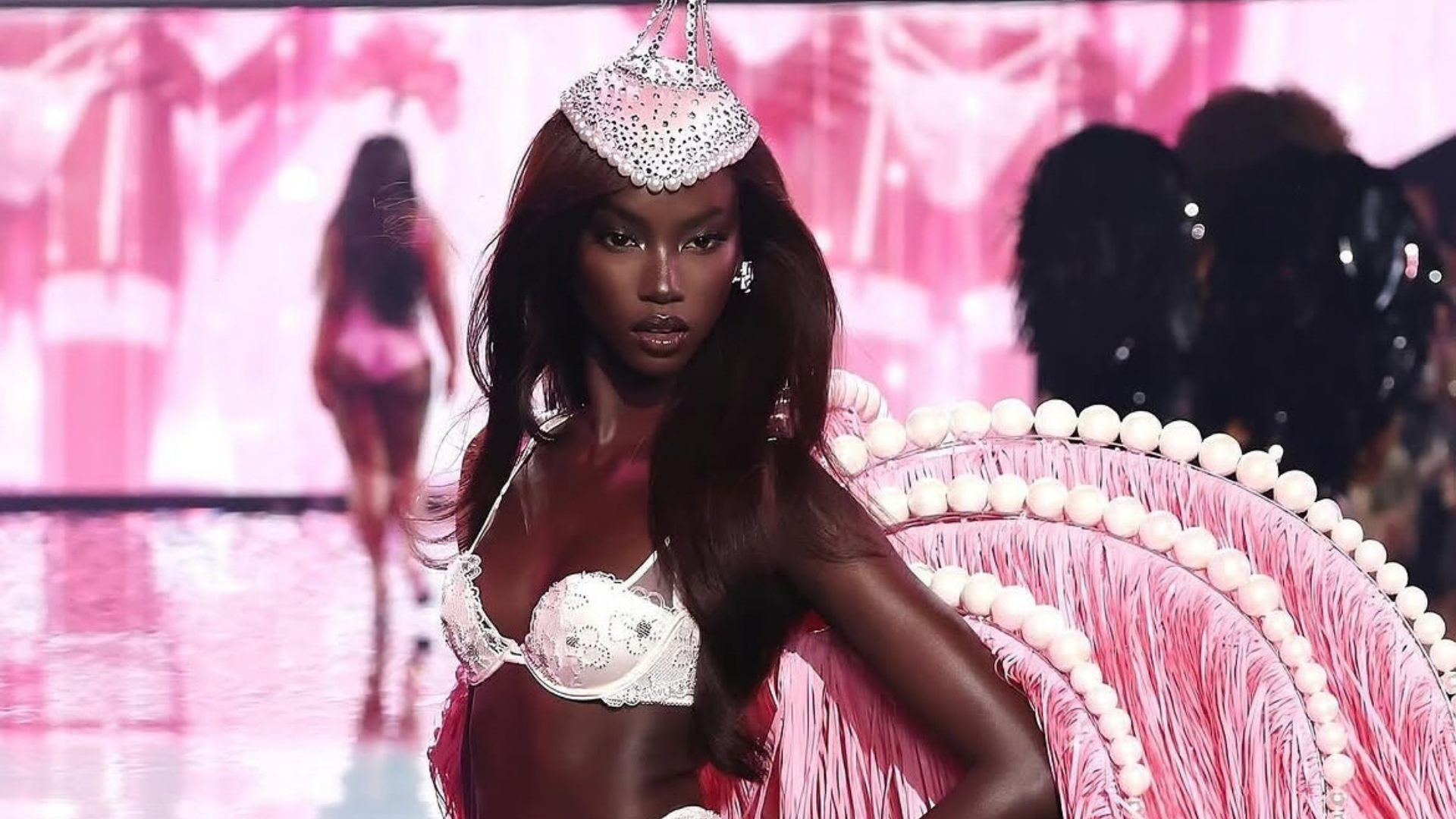 Anok Yai retorna à Victoria’s Secret em 2026 após cirurgia
