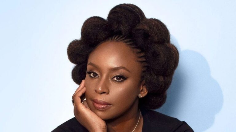 Chimamanda Ngozi Adichie afirma que não deseja mais retornar à Nigéria após a morte do filho