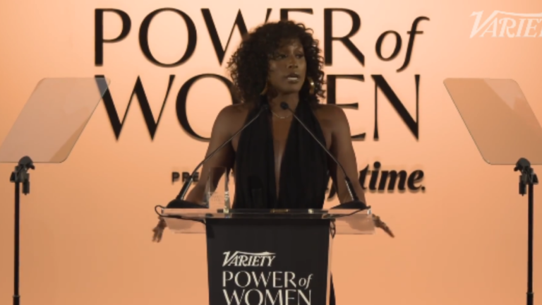 “É difícil se sentir poderosa quando homens brancos continuam ferrando tudo”, diz Issa Rae