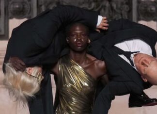 Desfile da Matières Fécales em Paris reescreve símbolos da França com protesto imigrante