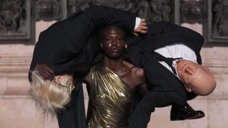 Desfile da Matières Fécales em Paris reescreve símbolos da França com protesto imigrante