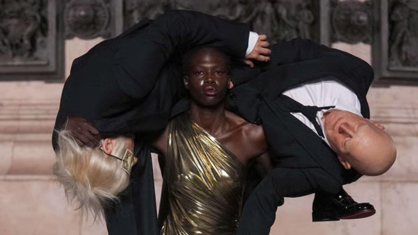 Desfile da Matières Fécales em Paris reescreve símbolos da França com protesto imigrante
